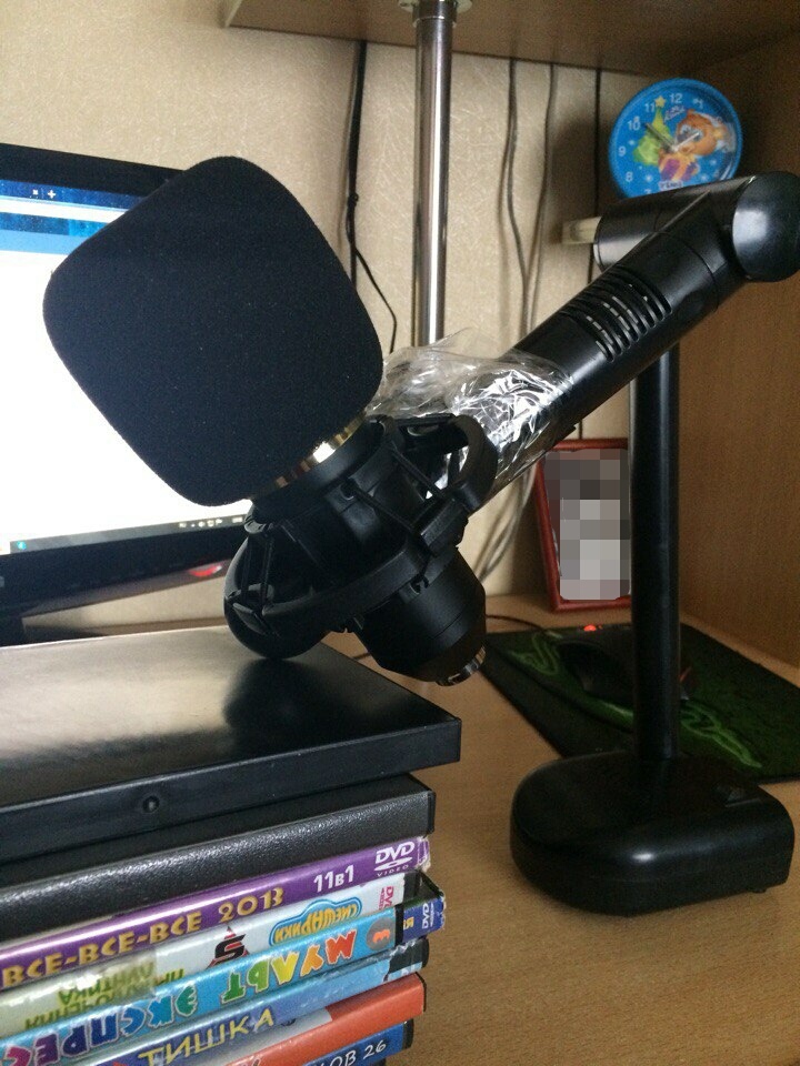 Тут я пытался сделать другую стойку: приклеил микрофон скотчем к стойке от настольной лампы. Фото с кружкой не осталось