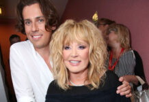 Жители деревни Грязь ополчились на Пугачеву и Галкина из-за разбитых дорог