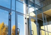 Преимущества алюминиевых витражей