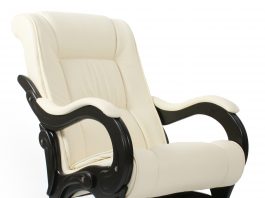 Деревянное кресло-качалка – универсальный подарок.