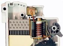 Как устроен автоматический выключатель?