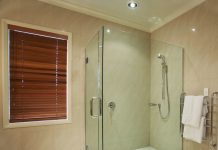 Стеклянные душевые перегородки для ванной: отличный выбор для небольших помещений