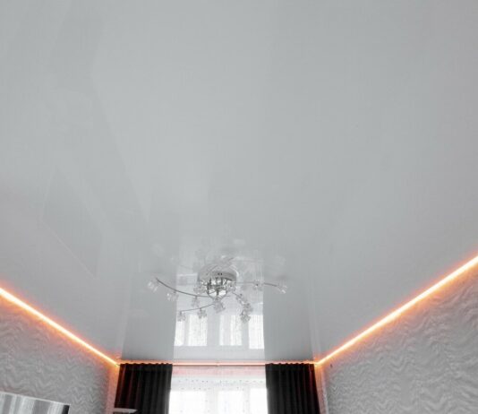 Натяжные потолки с подсветкой в интерьере