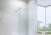 Особенности монтажа душевых перегородок из стекла