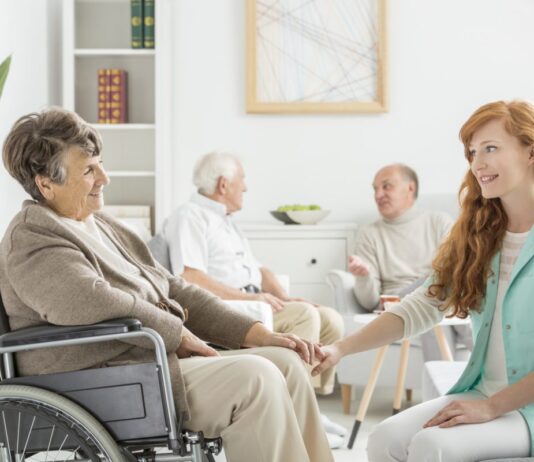 Отличия инвалидных колясок для дома и улицы