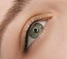 Межресничный перманентный макияж: виды и особенности