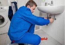 Почему для установки раковины лучше вызвать сантехника?