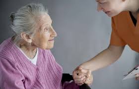 Что должна уметь приходящая сиделка по уходу за больными пожилыми людьми