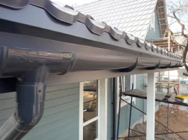 Прокладка пути для воды: роль водостоков на крыше