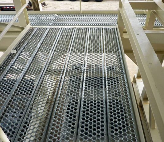 Применение, преимущества и технологии установки металлических настилов из ячеистых решеток