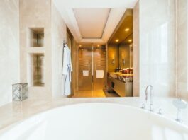 Натяжной потолок в ванну: преимущества и недостатки