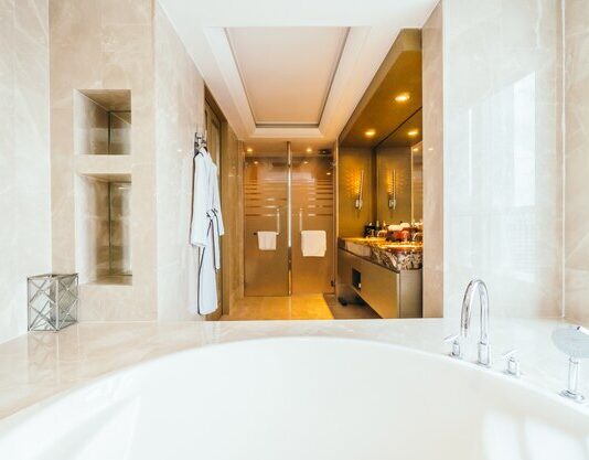 Натяжной потолок в ванну: преимущества и недостатки