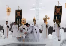 Зимнее купание в проруби на Крещении: польза, подготовка и основные правила безопасности