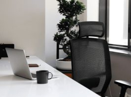 Сетчатое кресло для руководителя: современный взгляд на рабочий комфорт