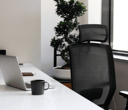 Сетчатое кресло для руководителя: современный взгляд на рабочий комфорт
