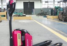 Как работают тележки погрузчики: принцип действия и сферы применения