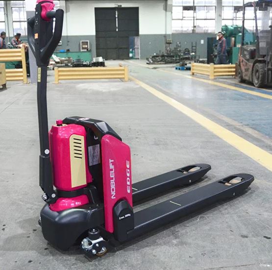 Как работают тележки погрузчики: принцип действия и сферы применения